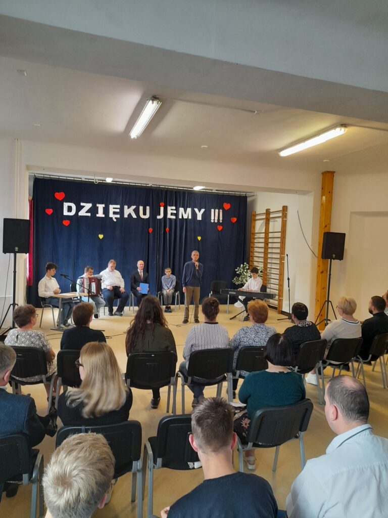 Publiczność ogląda występ pana Bronka