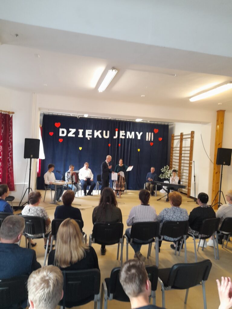 Publiczność słucha pana kierownika