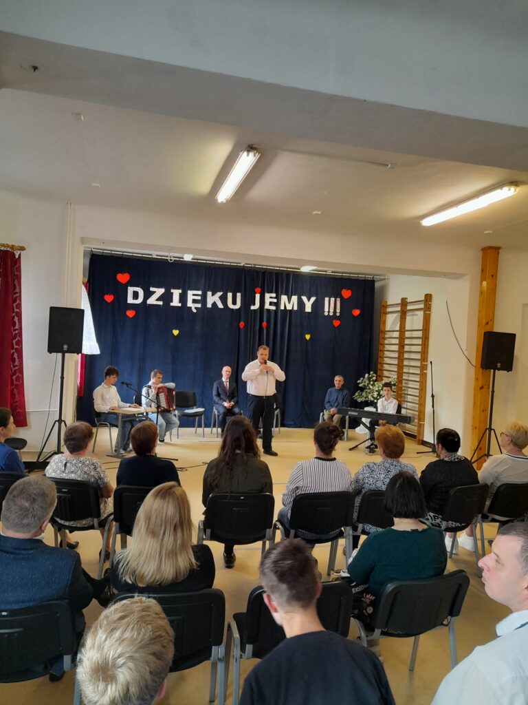 Publiczność ogląda występ Piotra