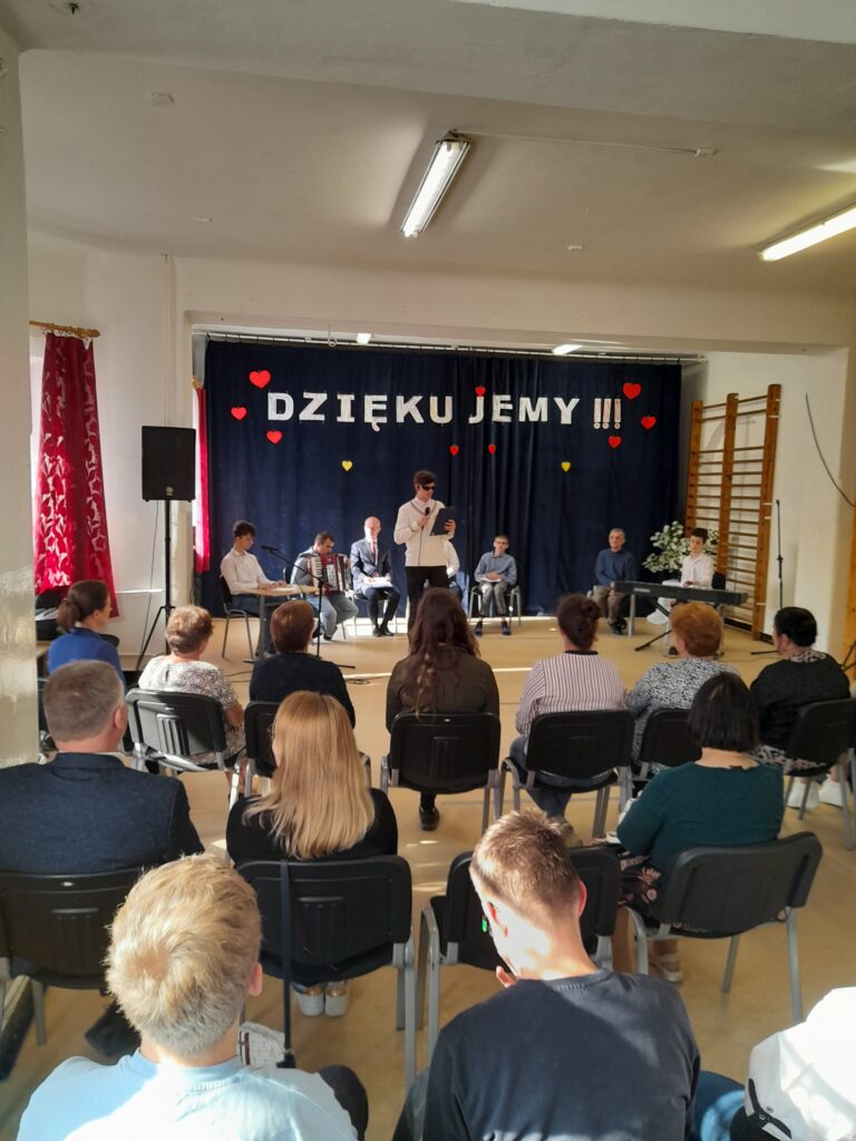 Publiczność słucha Karola