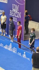Alex na najwyższym stopniu podium.