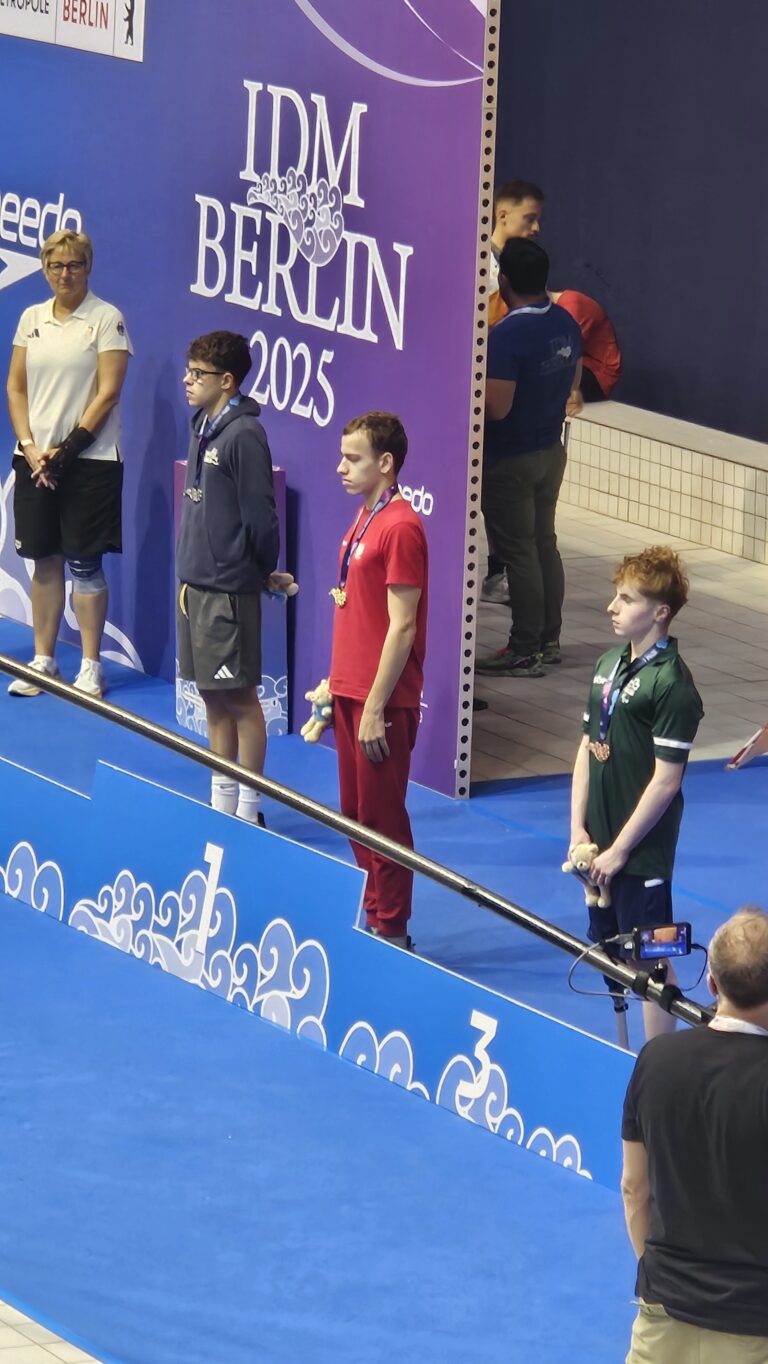 Alex na najwyższym stopniu podium.
