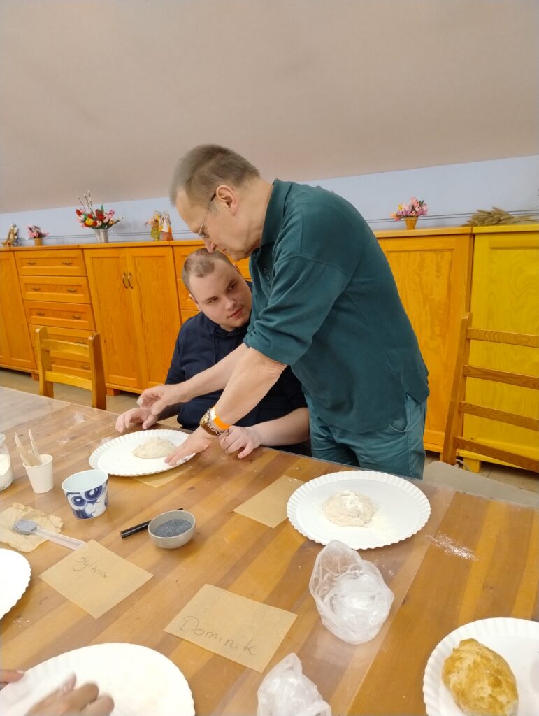 Pan Andrzej z Piotrem przygotowują bułeczkę
