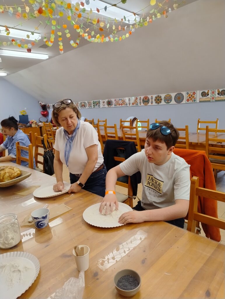 Ludwik z mamą przygotowują bułeczki