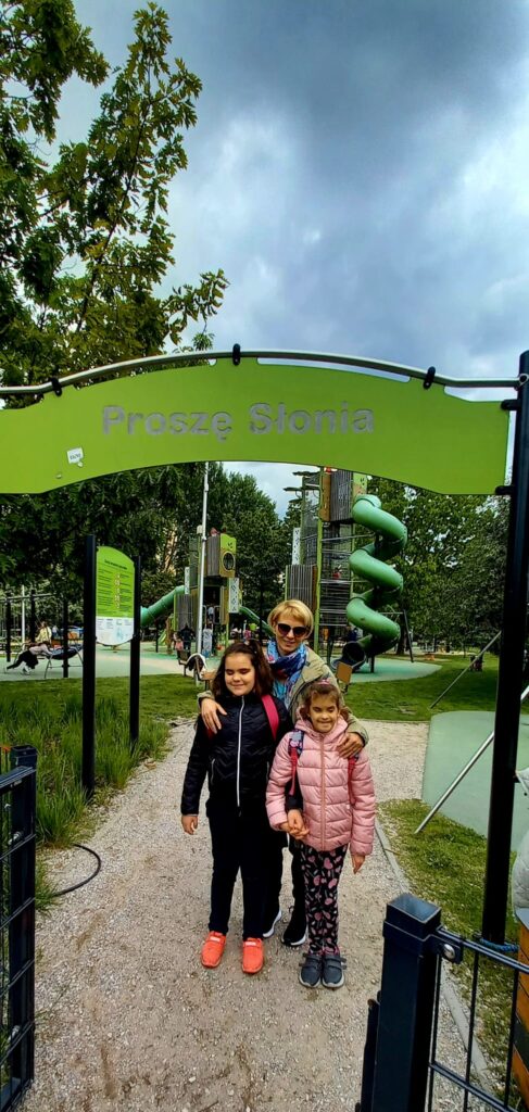 Majeczki z panią Basią na  Wawrzyszewie  na placu zabaw "Proszę słonia".