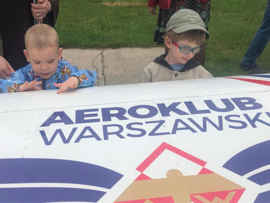 Chłopcy przy skrzydle samolotu
