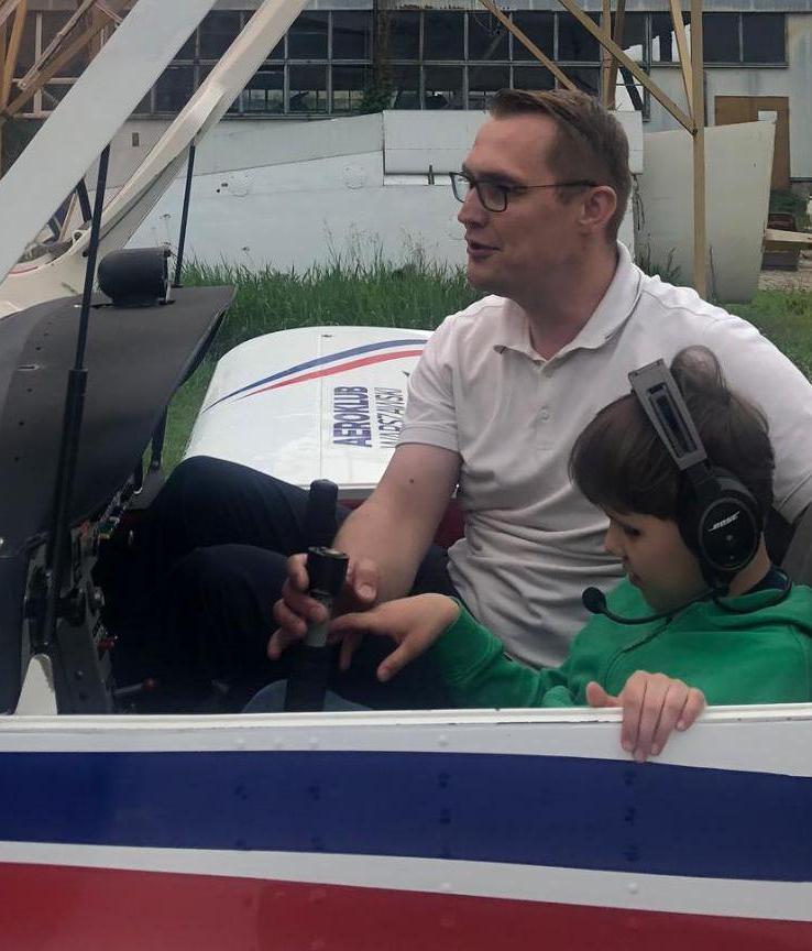 Chłopiec z pilotem w kabinie samolotu