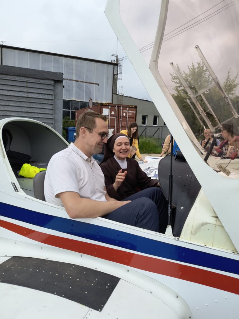 Siostra i pilot w kabinie samolotu