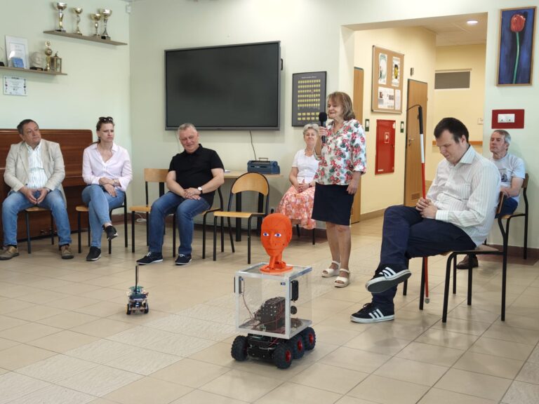 Pani Hanna opowiada o robocie.