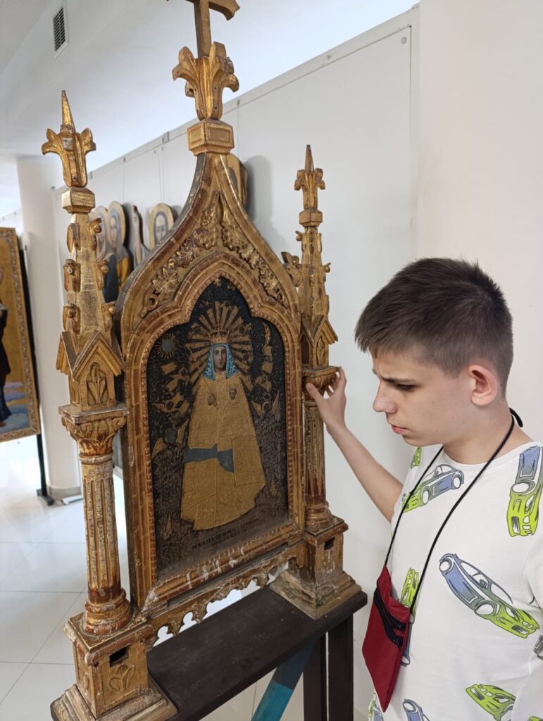 Chłopiec ogląda ramę obrazu