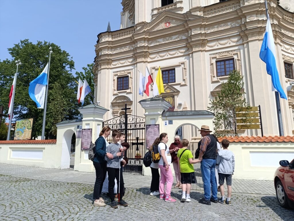 Uczniowie przed sanktuarium