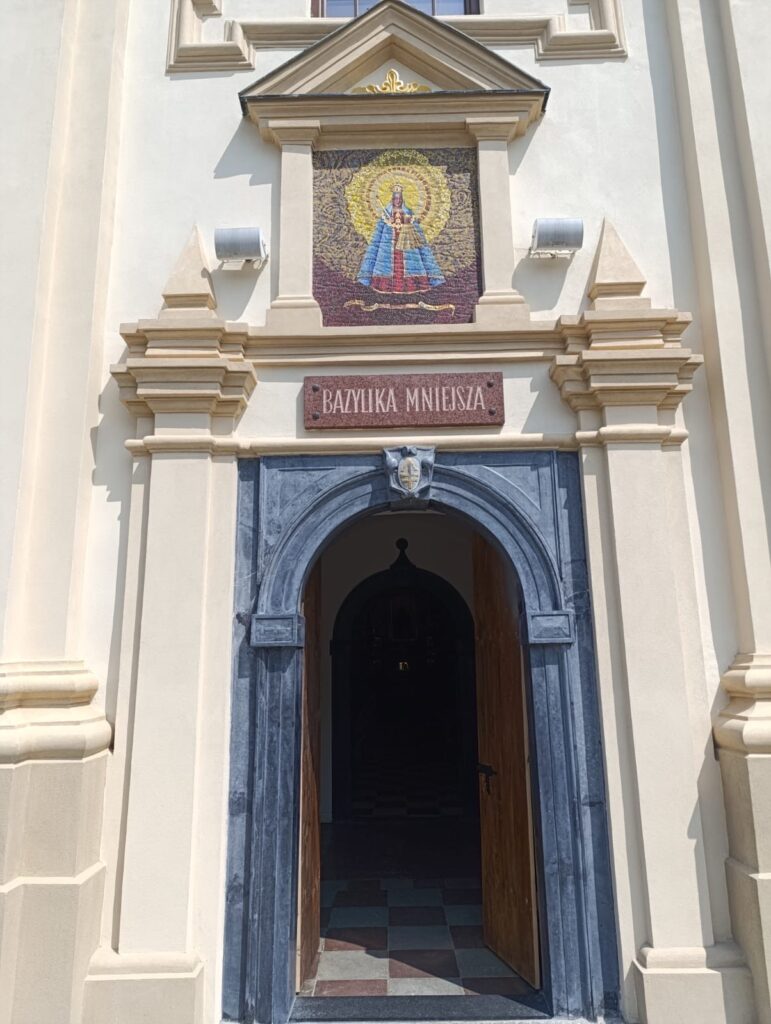 Wejście do sanktuarium. Nad drzwiami widoczny napis "Bazylika mniejsza"