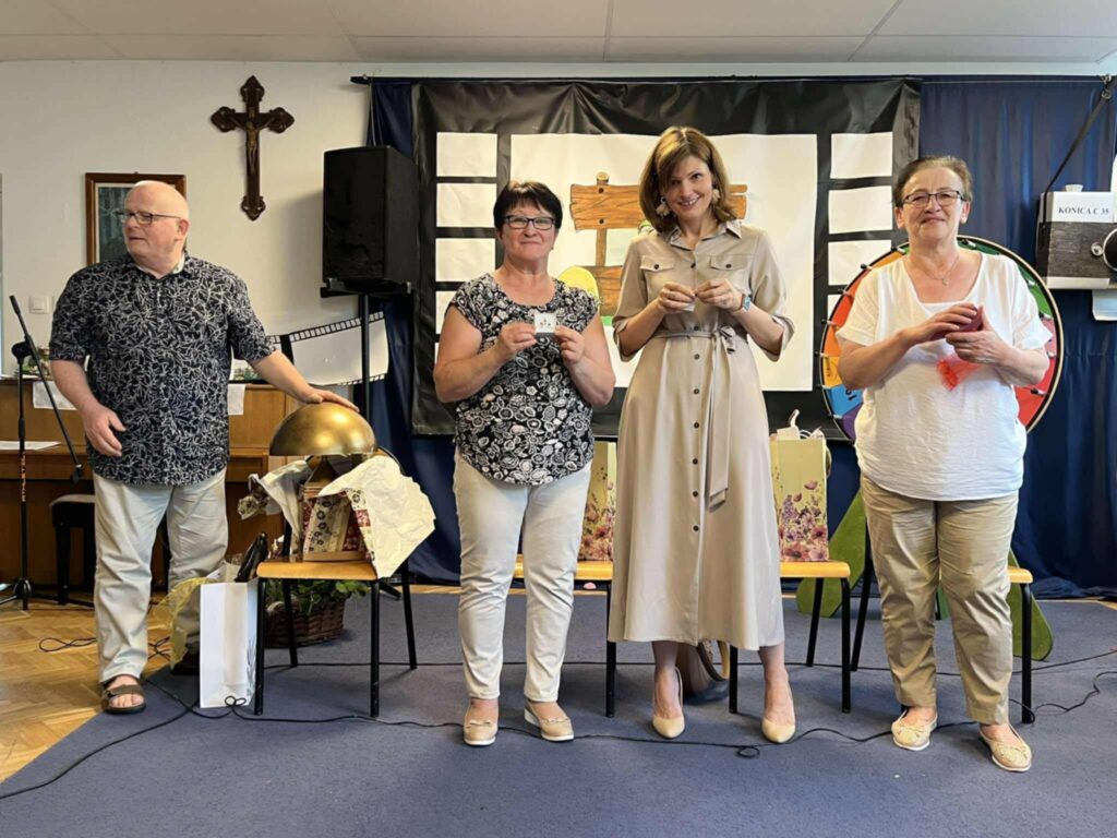 Osoby kończące prace w Szkole św. Maksymiliana z upominkami