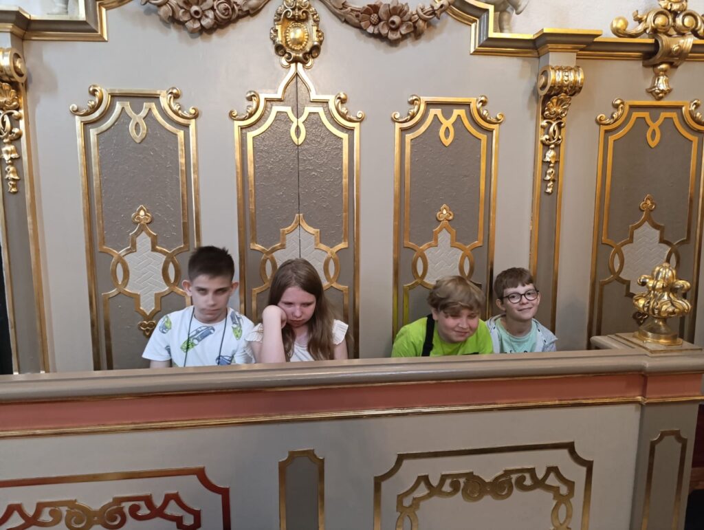Uczniowie siedzący w stellach