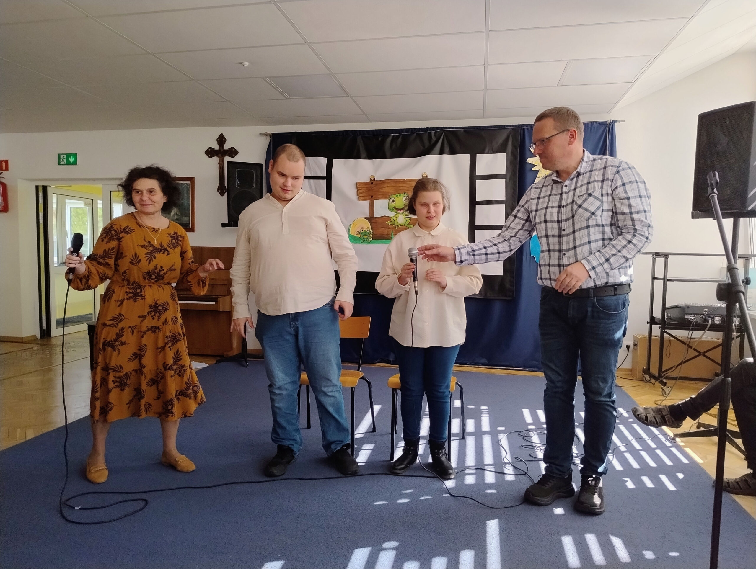 Pani Małgosia i pan Paweł z uczniami na scenie