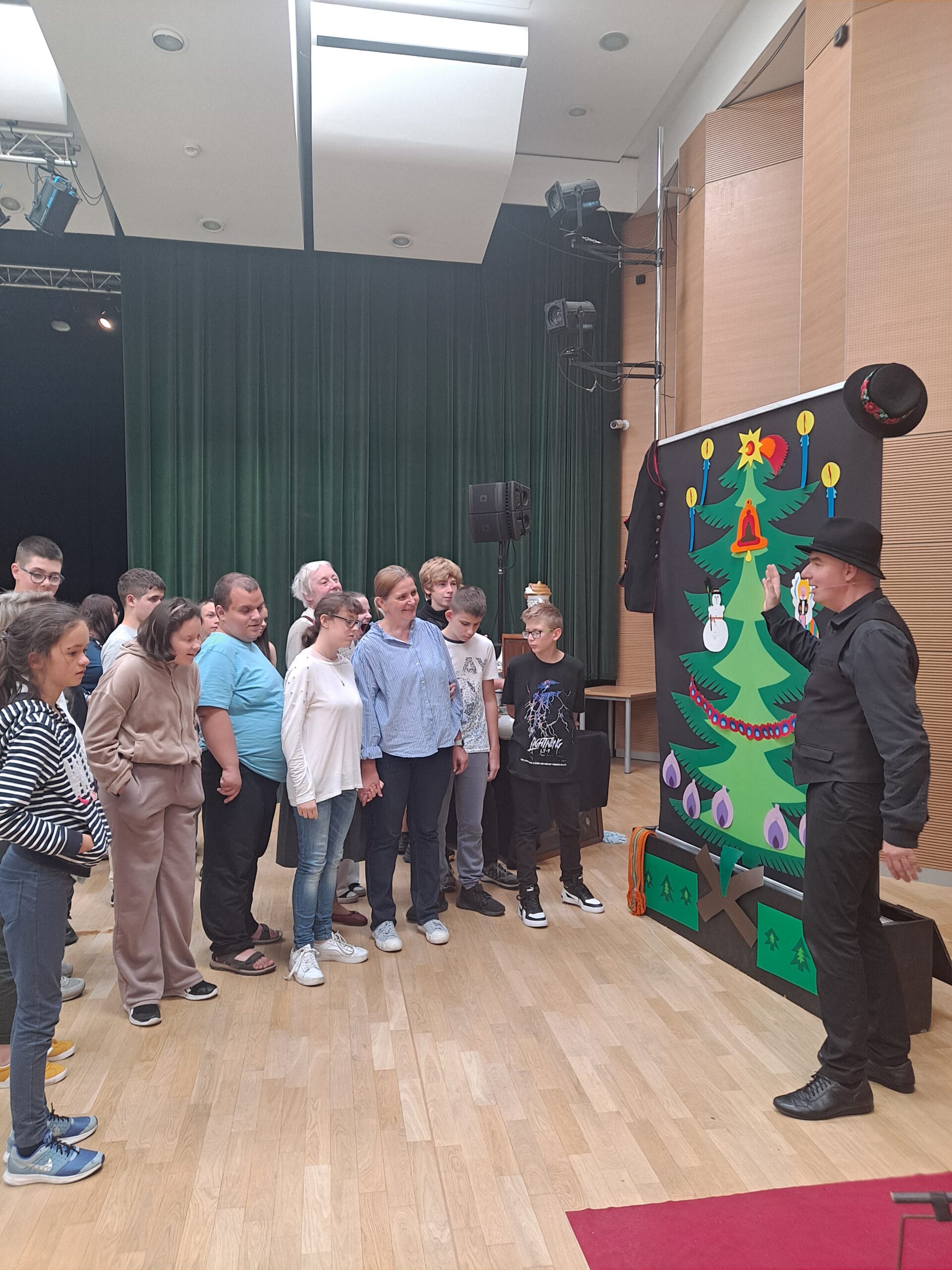 Starsze klasy przy scenografii z choinką