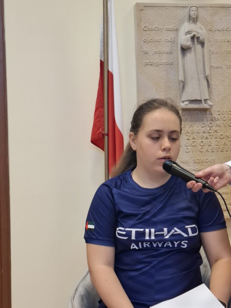Uczennica czyta utwór Jana Kochanowskiego
