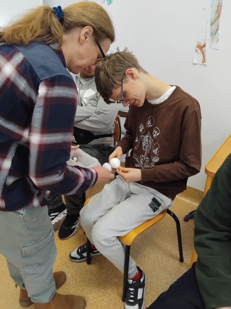 Radek ogląda ruchome kółko od laski