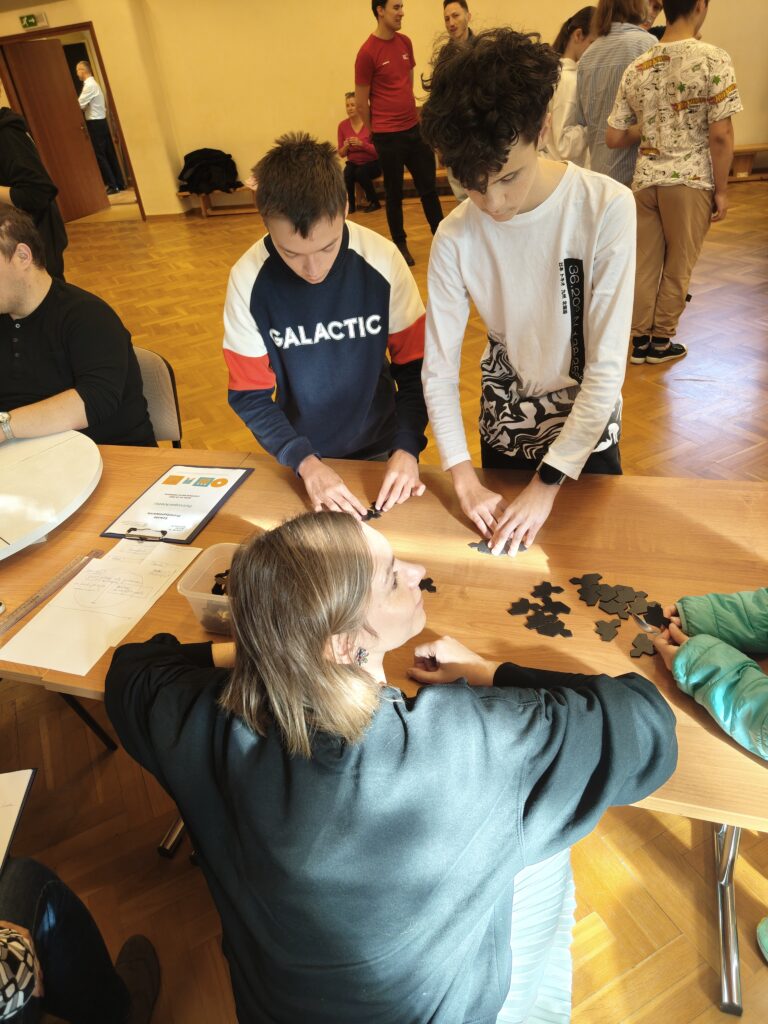 Dwóch uczniów ogląda prototyp