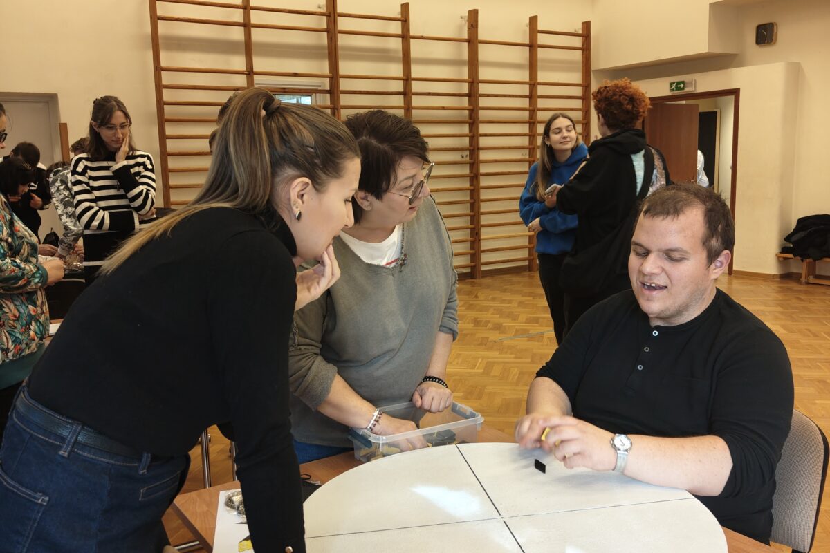 Uczeń klasy 8 przy drewnianym okręgu