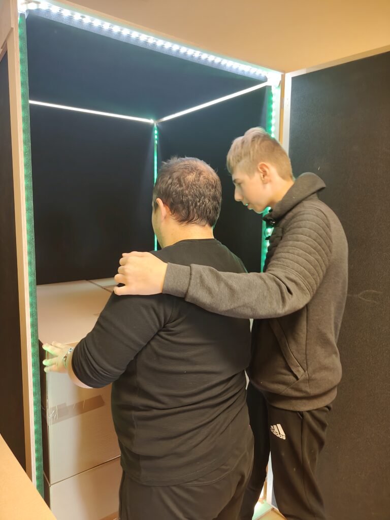 Dwóch uczniów ogląda prototyp
