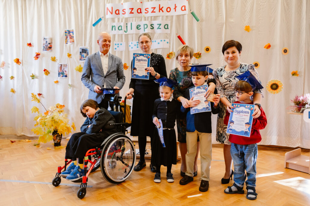 Wspólne zdjęcie nowo pasowanych uczniów.