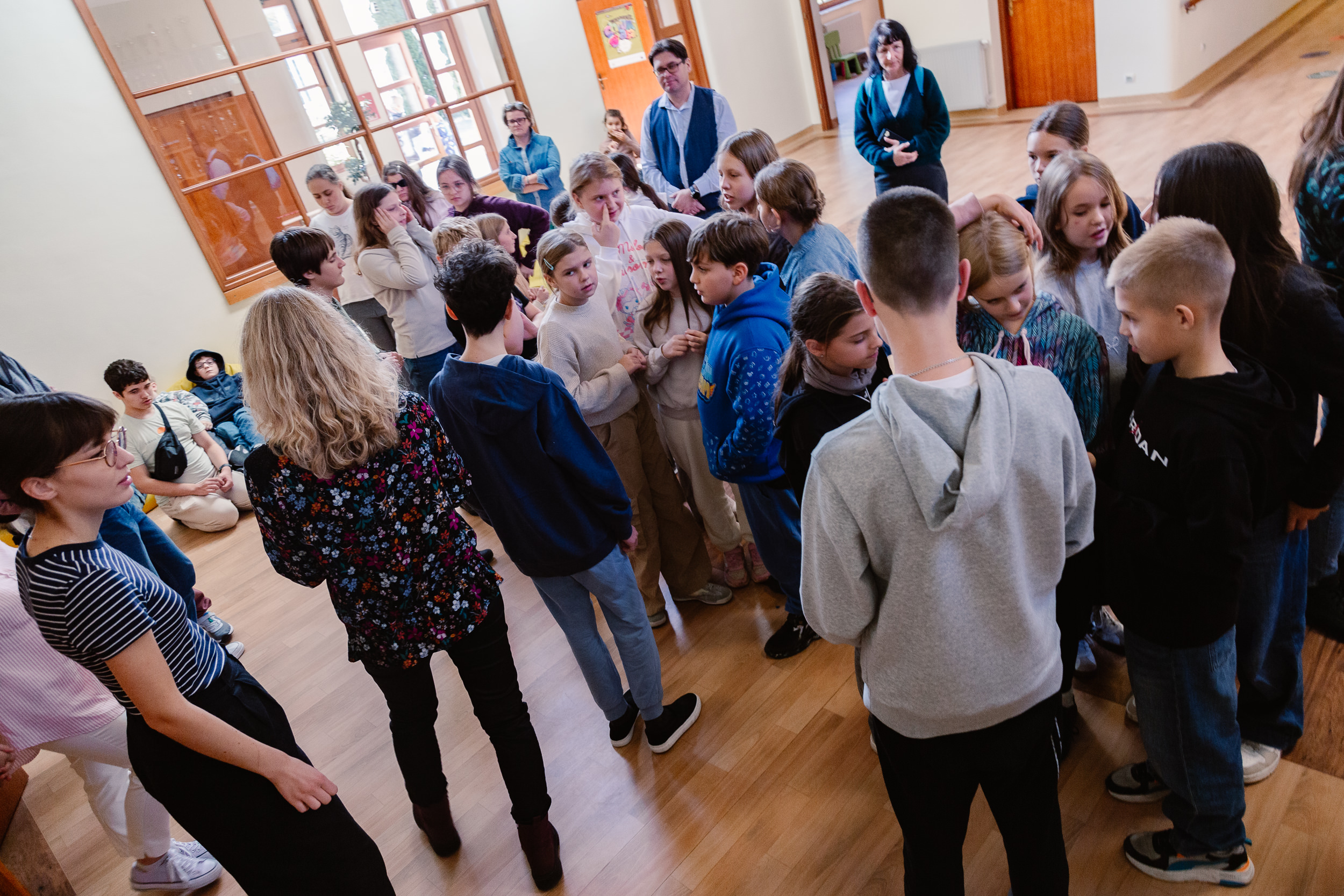 Uczniowie dzielą się na grupy