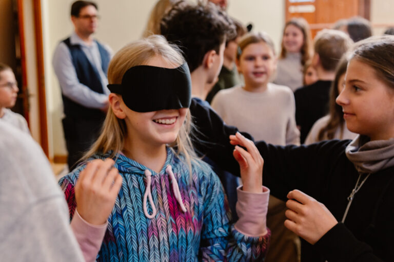 Widzące dzieci zakładają opaski na oczy