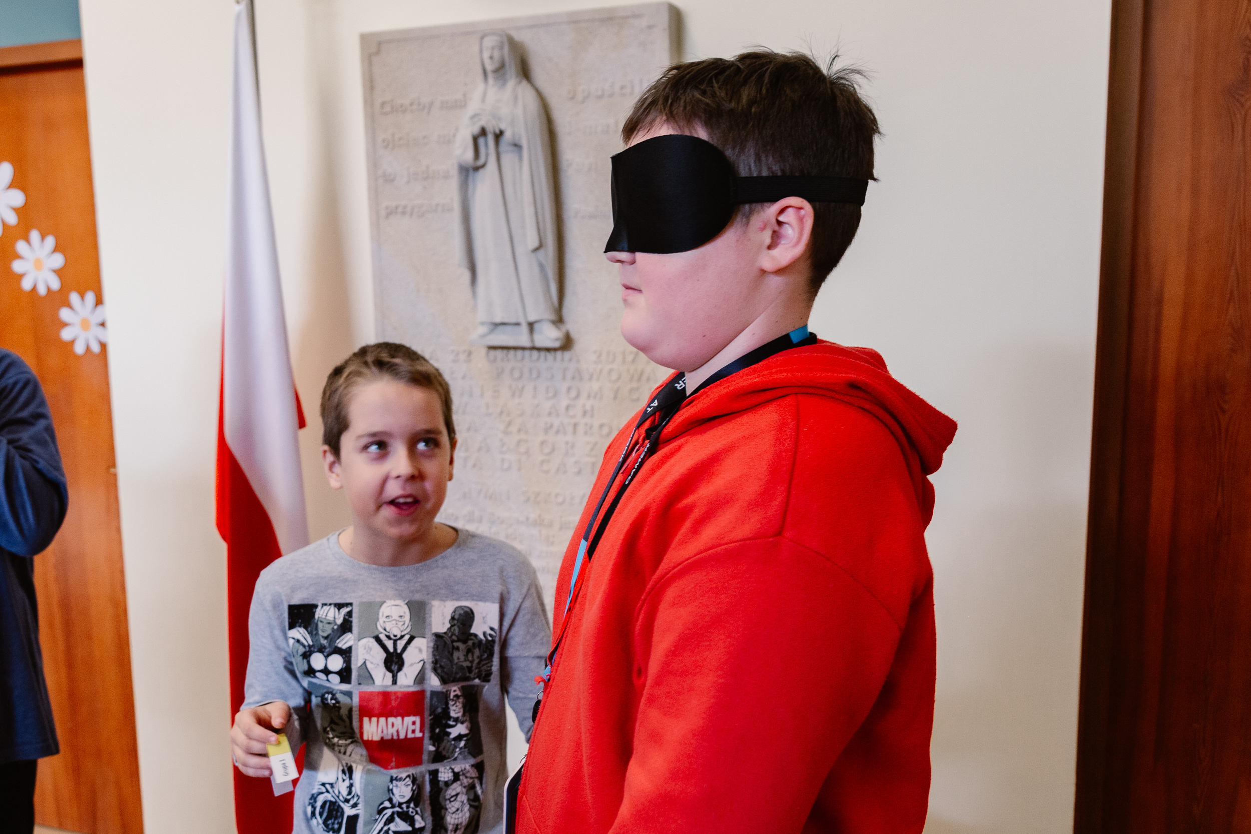 Widzące dzieci zakładają opaski na oczy