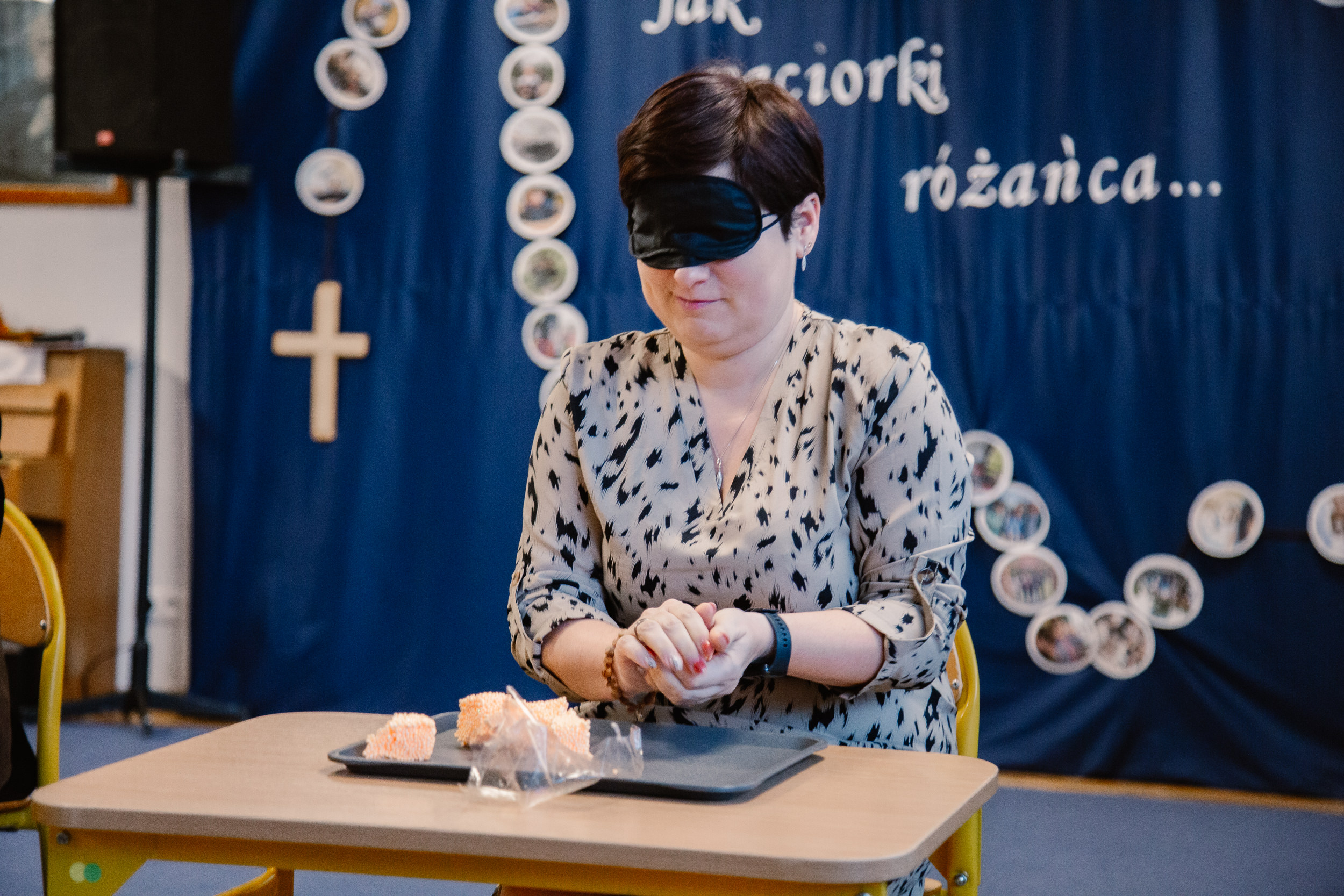 Dyrektor Mariola lepi kulki z ryżu z zasłoniętymi oczami