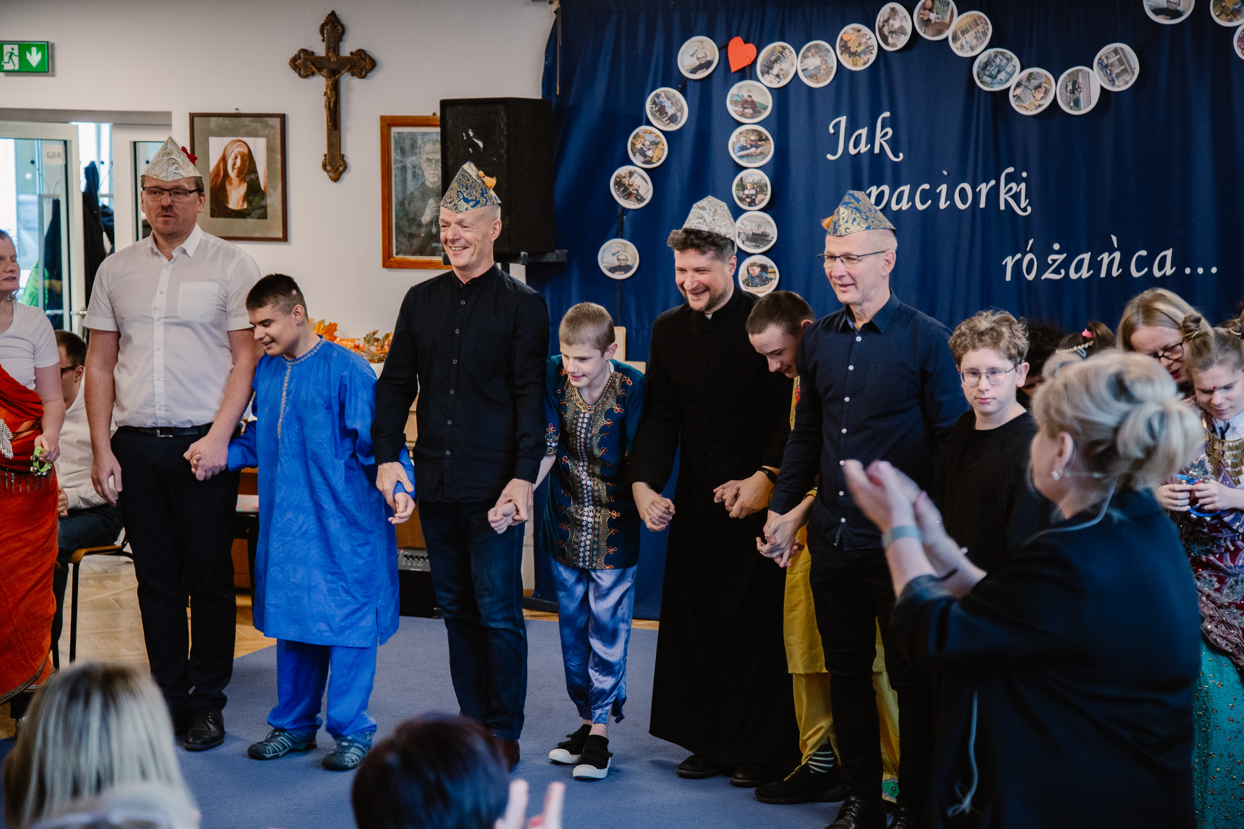 Tancerze w indyjskich strojach kłaniają się po występie