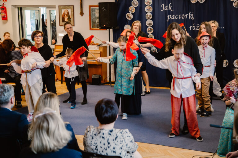 Uczniowie w chińskich strojach wykonują taniec