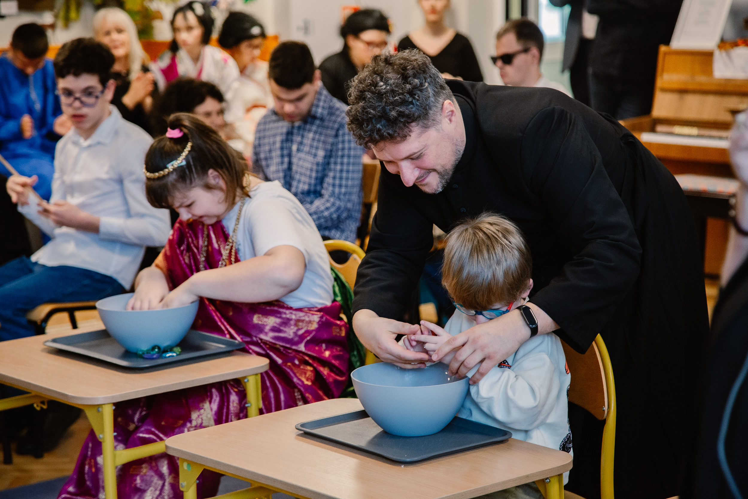 Ks. Sebastian z uczniem szuka skarbów w ryżu