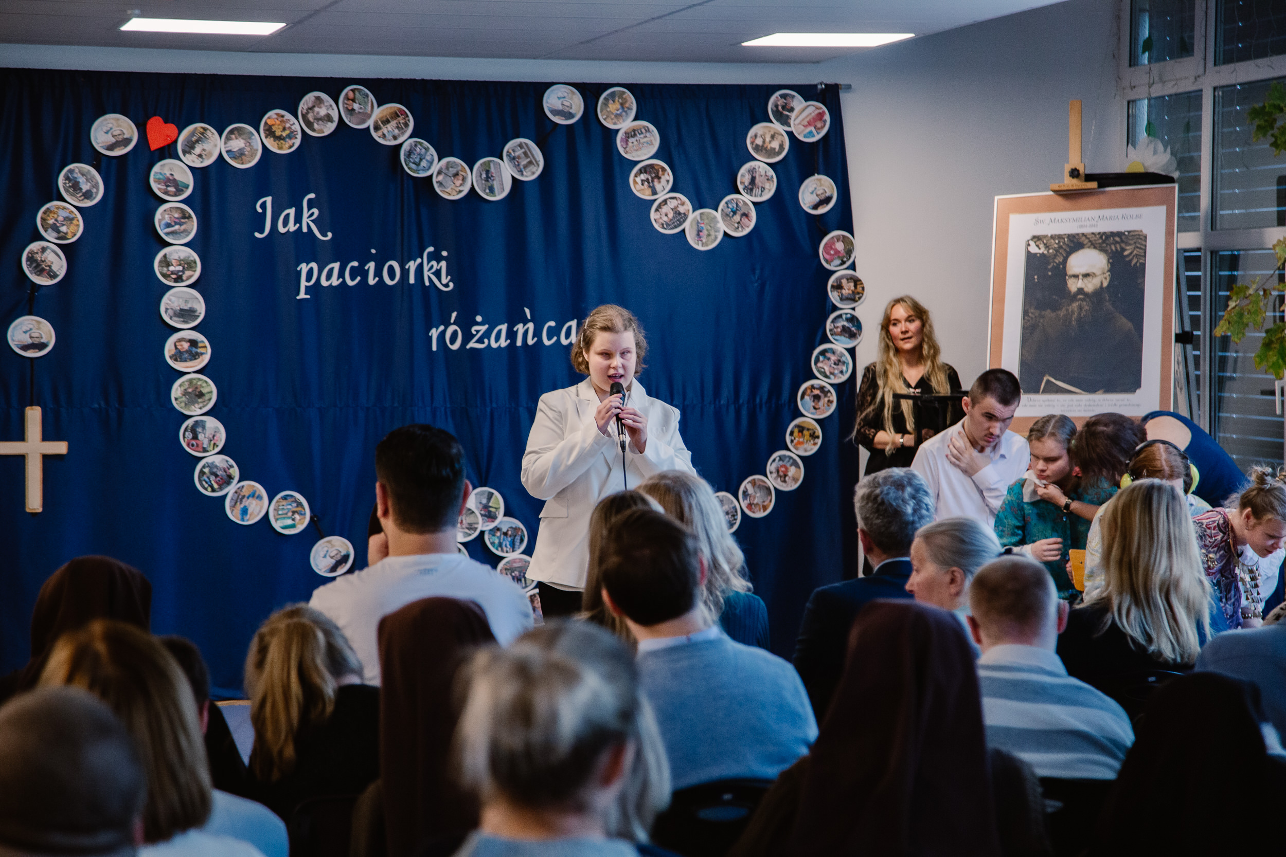Uczennica śpiewa piosenkę