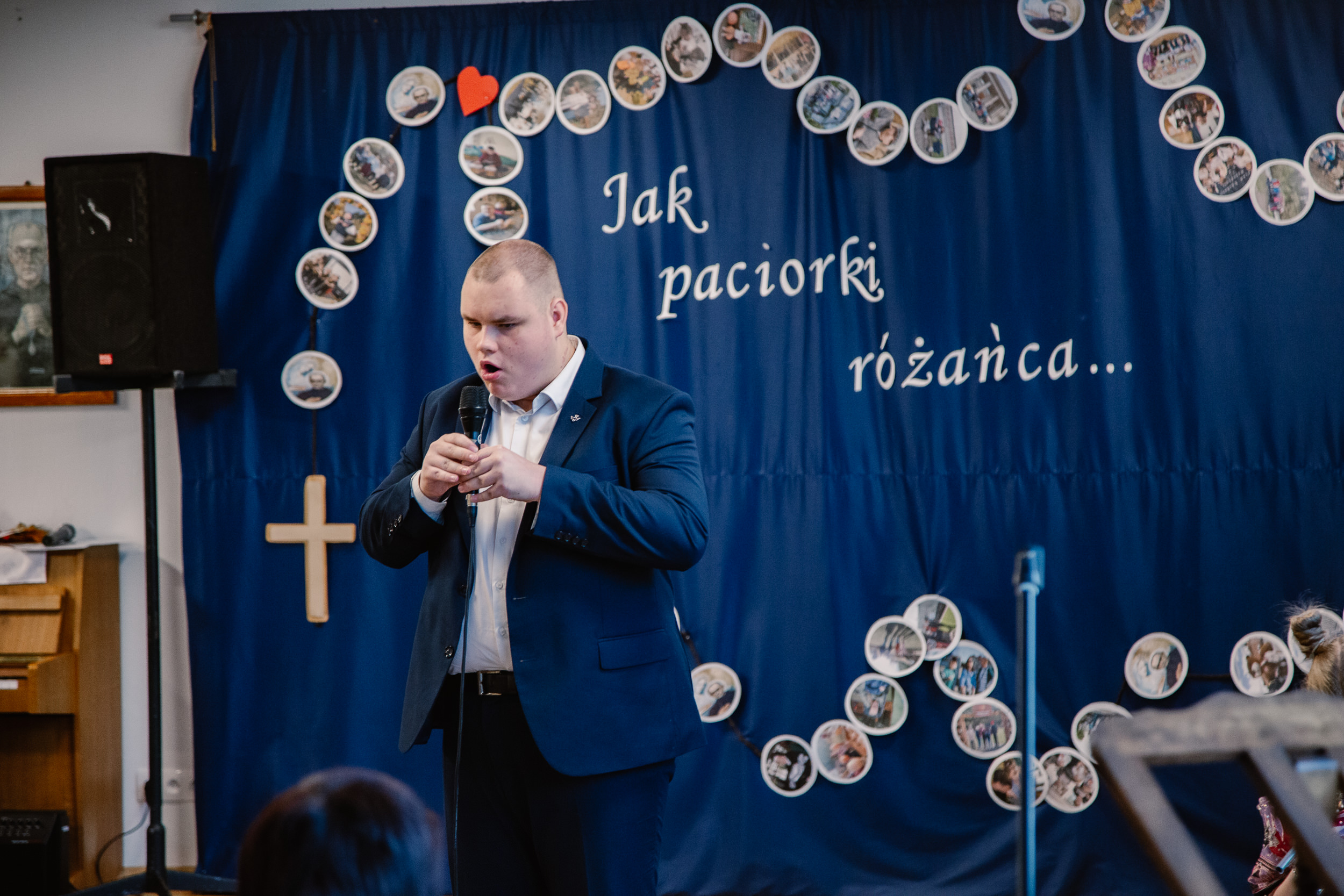 Jeden z uczniów śpiewa piosenkę
