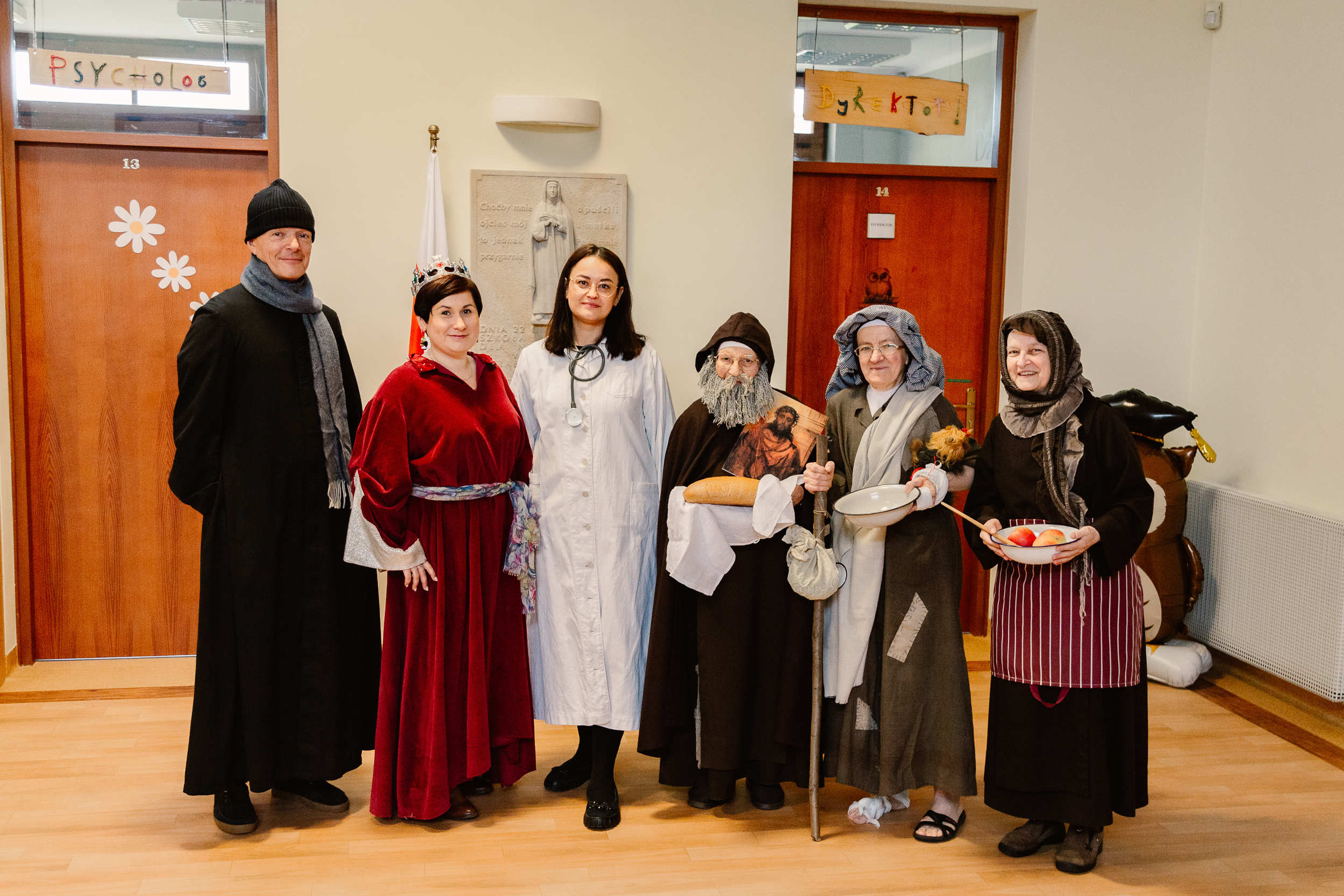 Pracownicy szkoły i siostry w przebraniach