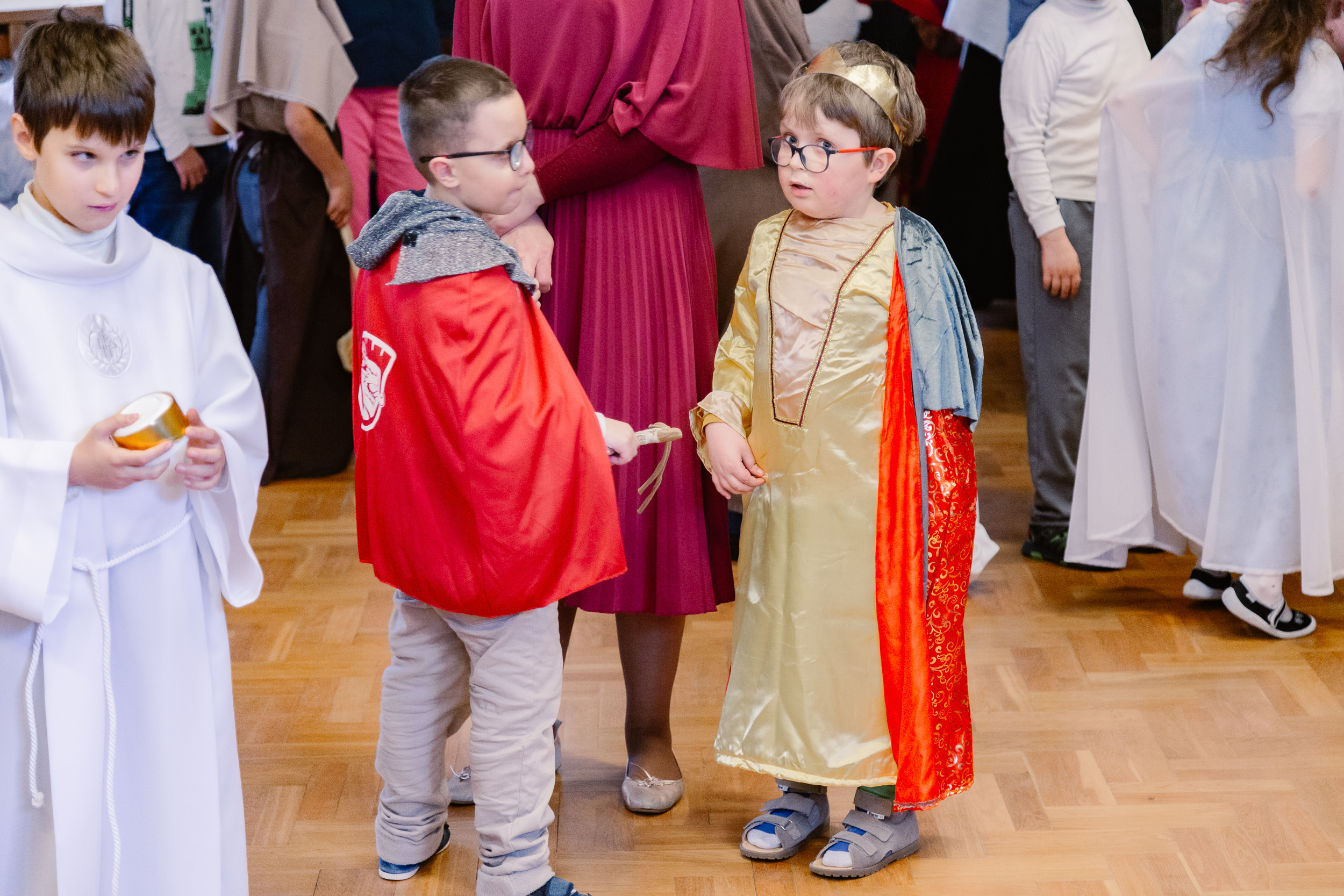 Przedszkolaki w strojach świętych