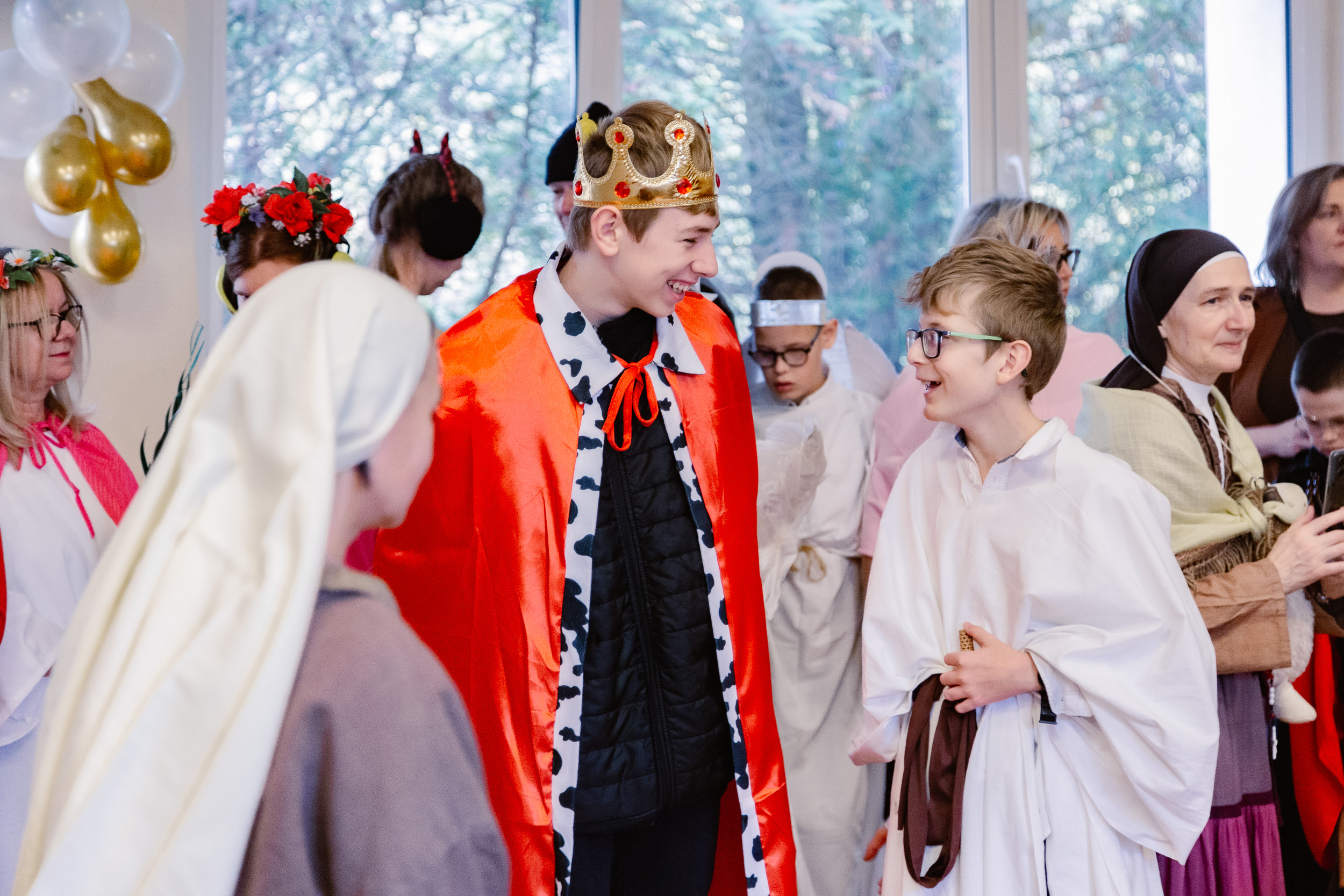 Chłopcy w stroju króla i anioła