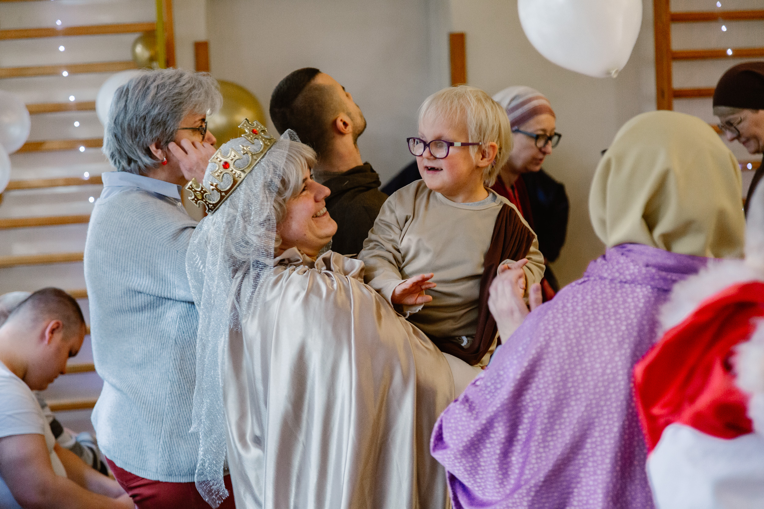 Siostra tańczy z chłopcem