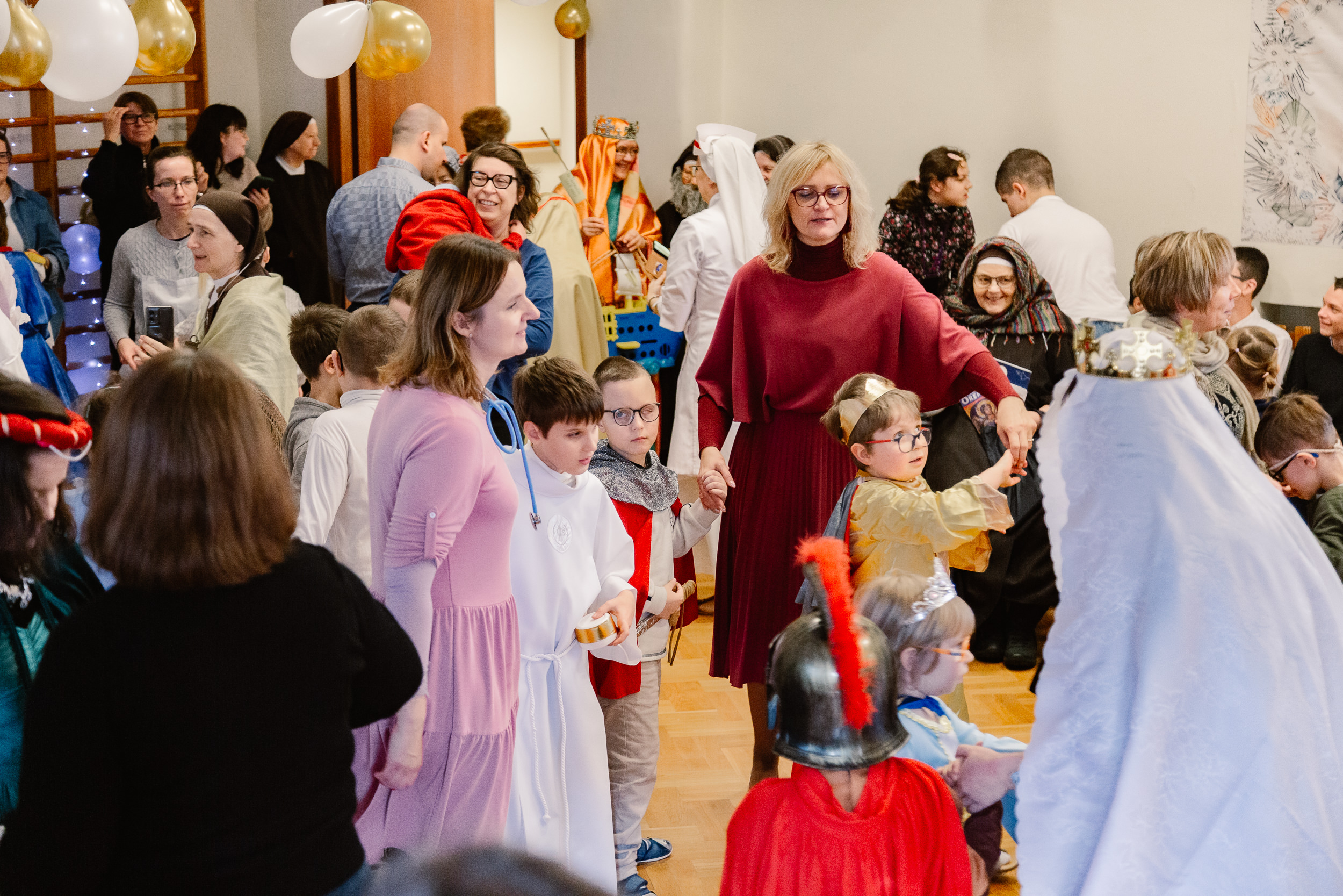 Uczniowie tańczą na sali gimnastycznej