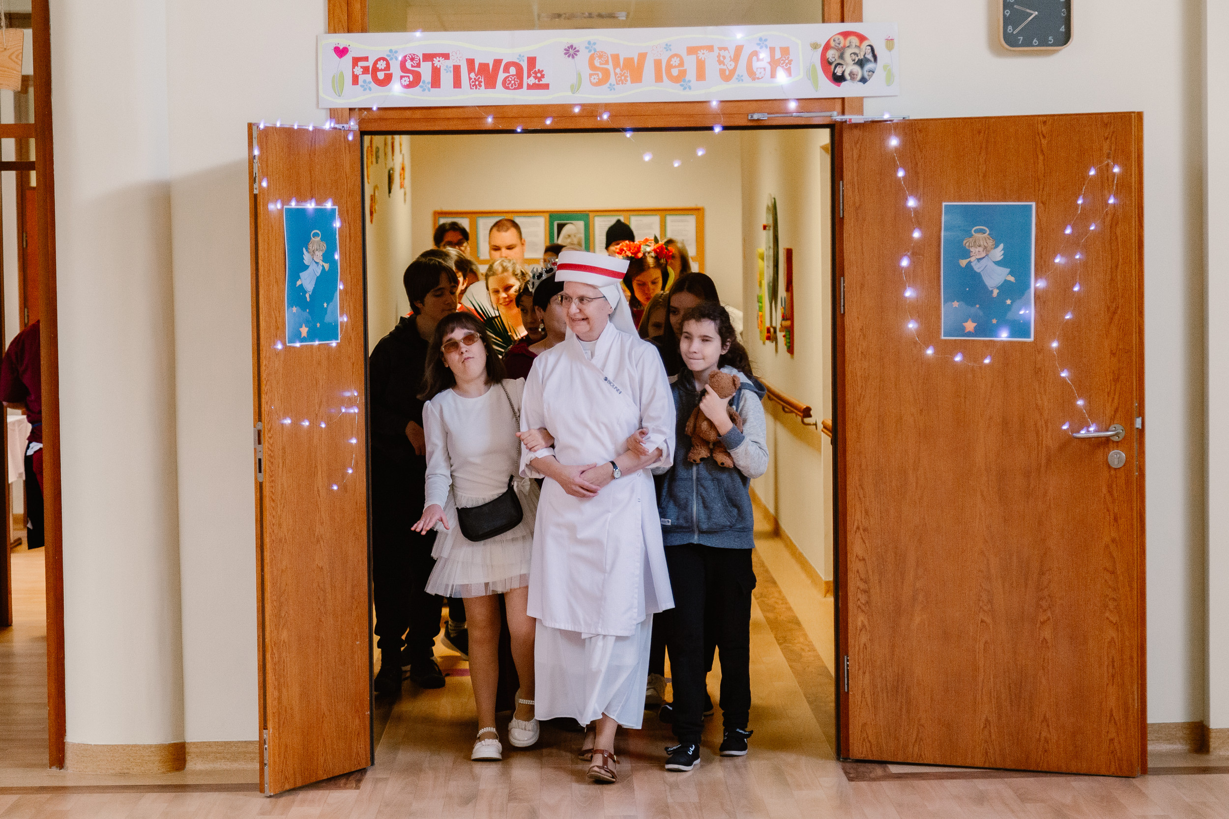 Początek orszaku świętych na korytarzu szkolnym