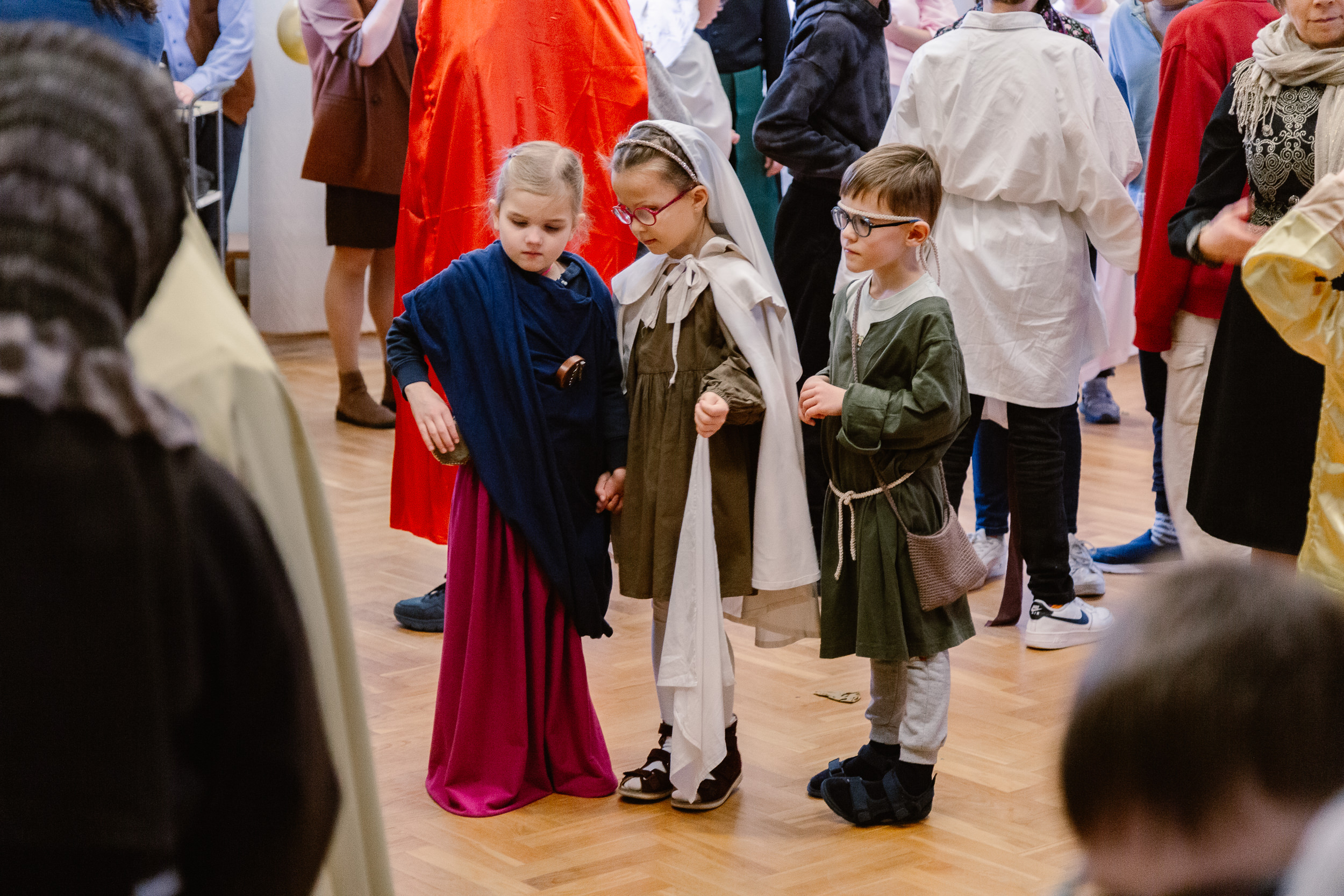 Uczniowie tańczą na sali gimnastycznej