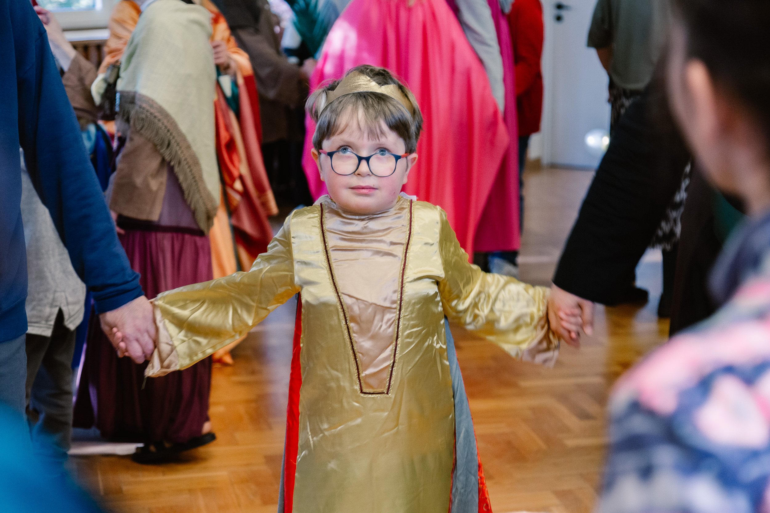 Jeden z uczniów w stroju króla