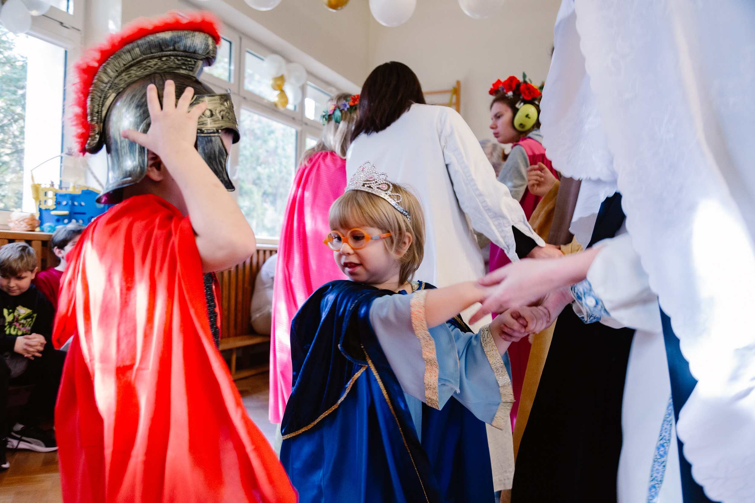 Przedszkolaki tańczą w kółku