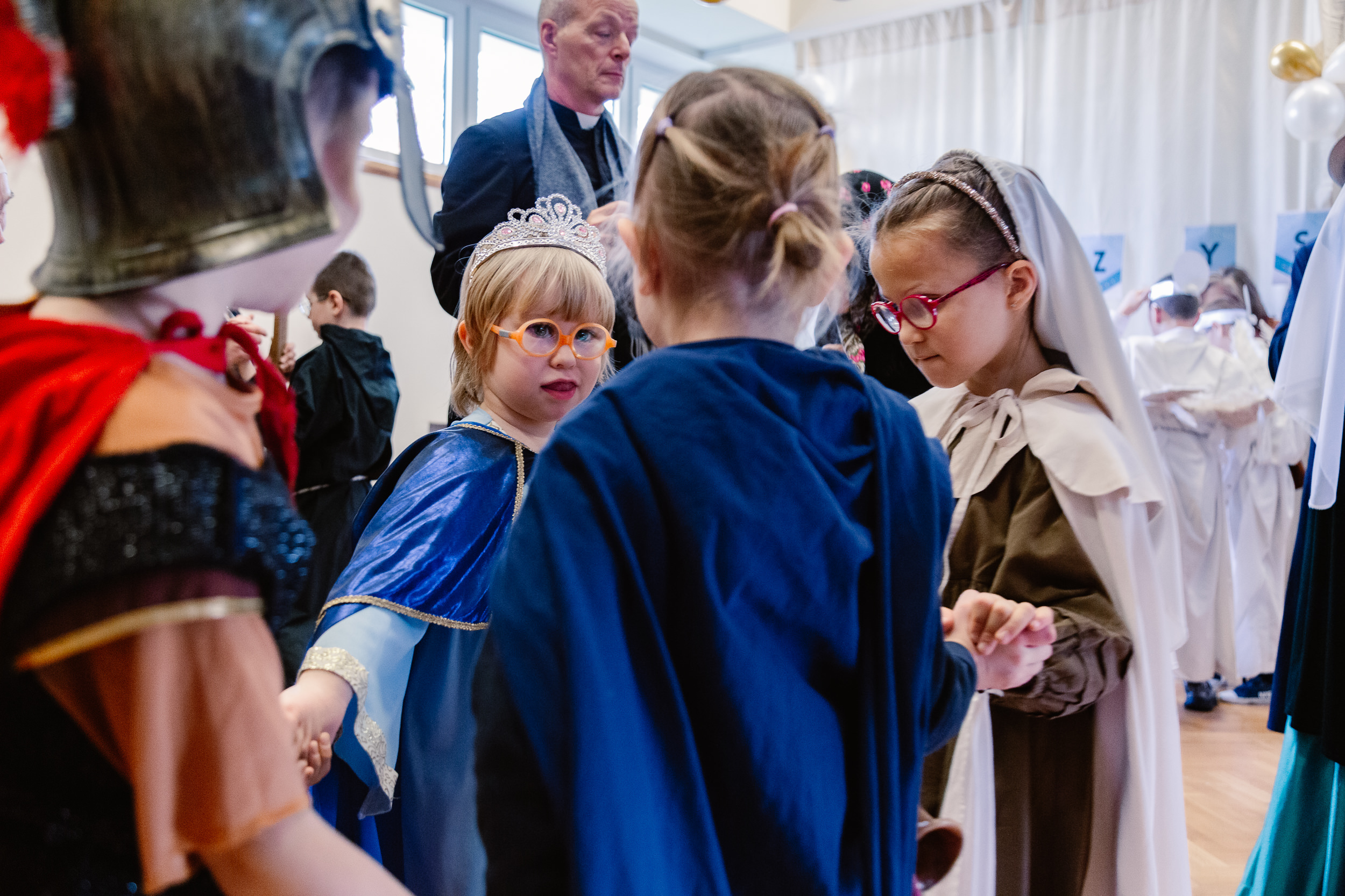 Przedszkolaki tańczą w kółku