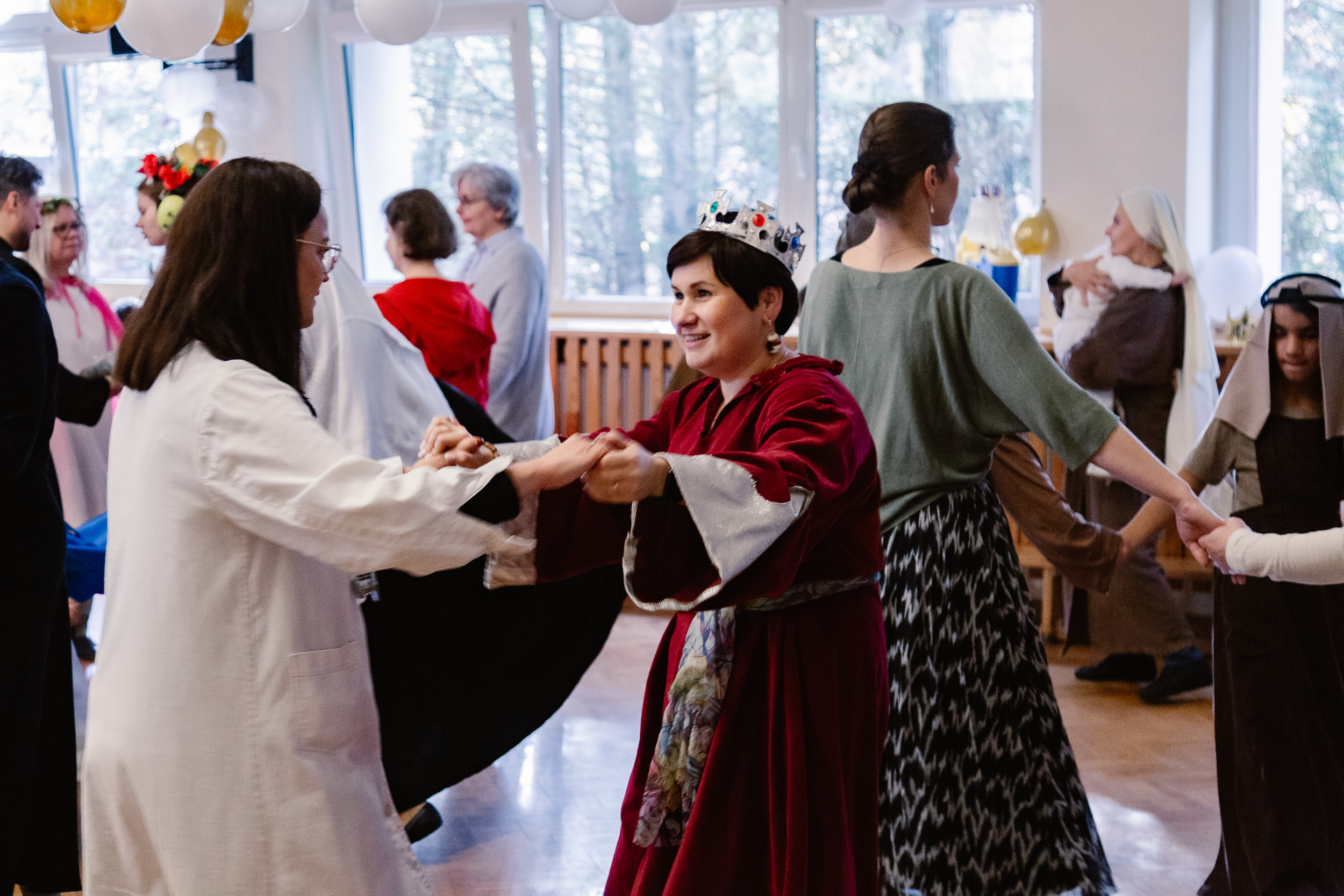 Dyrektor Mariola Łygas w stroju św. Jadwigi