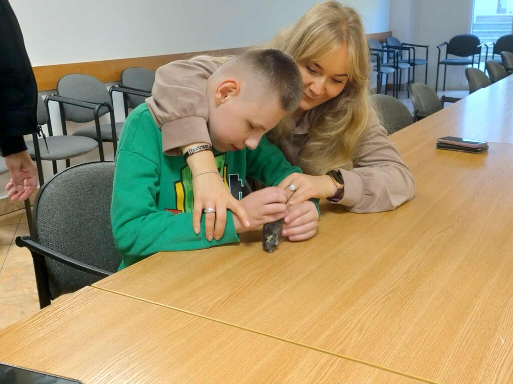 uczeń ogląda zwierzę