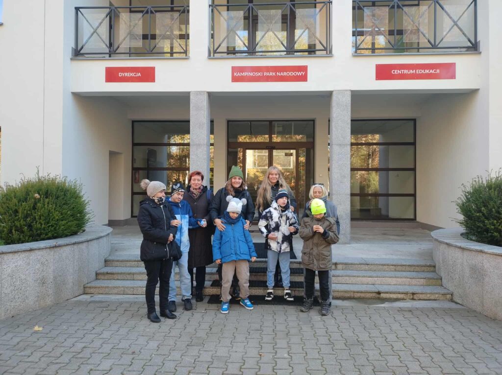 zdjęcie grupowe na tle muzeum