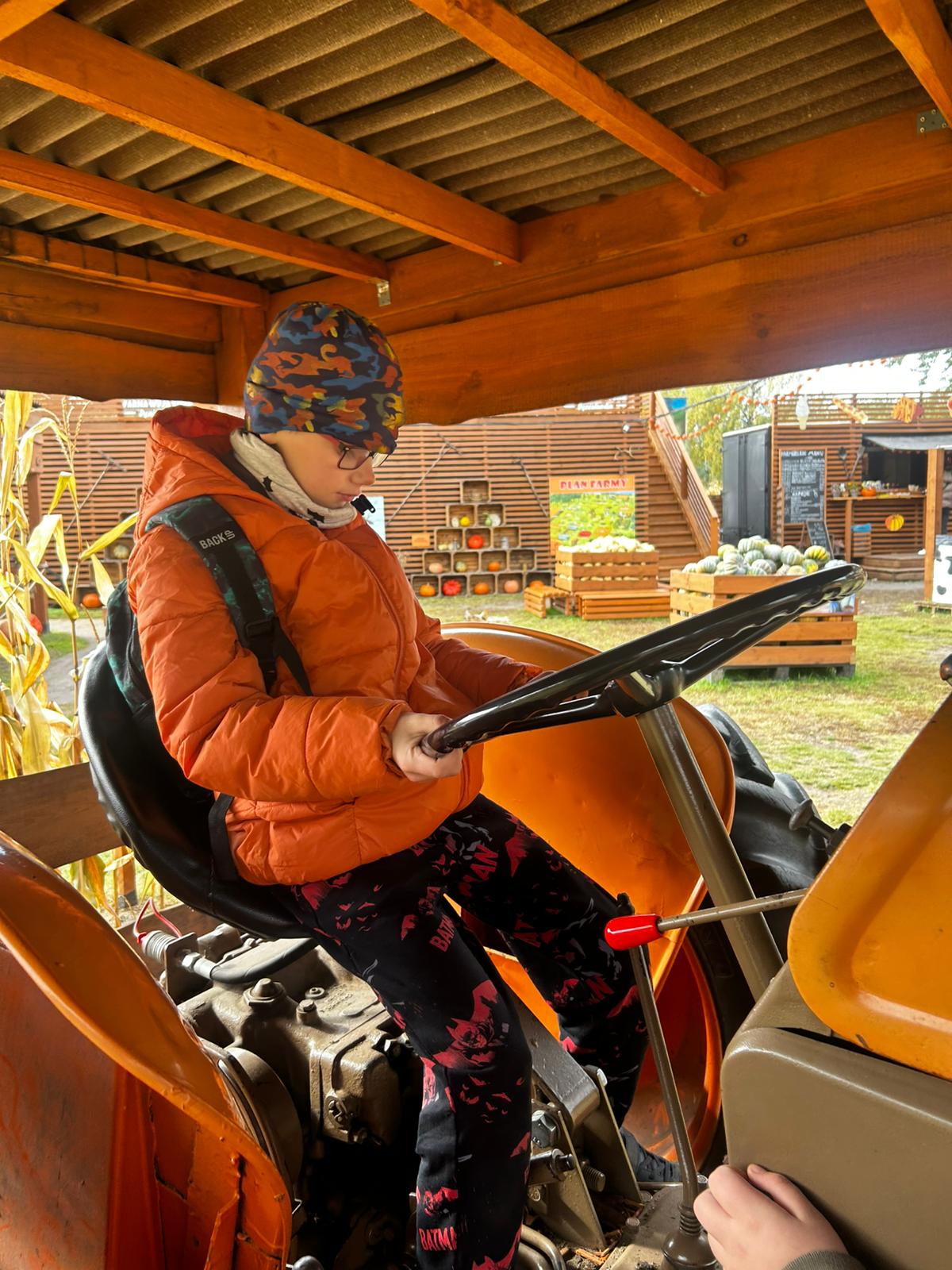 Chłopiec na traktorze