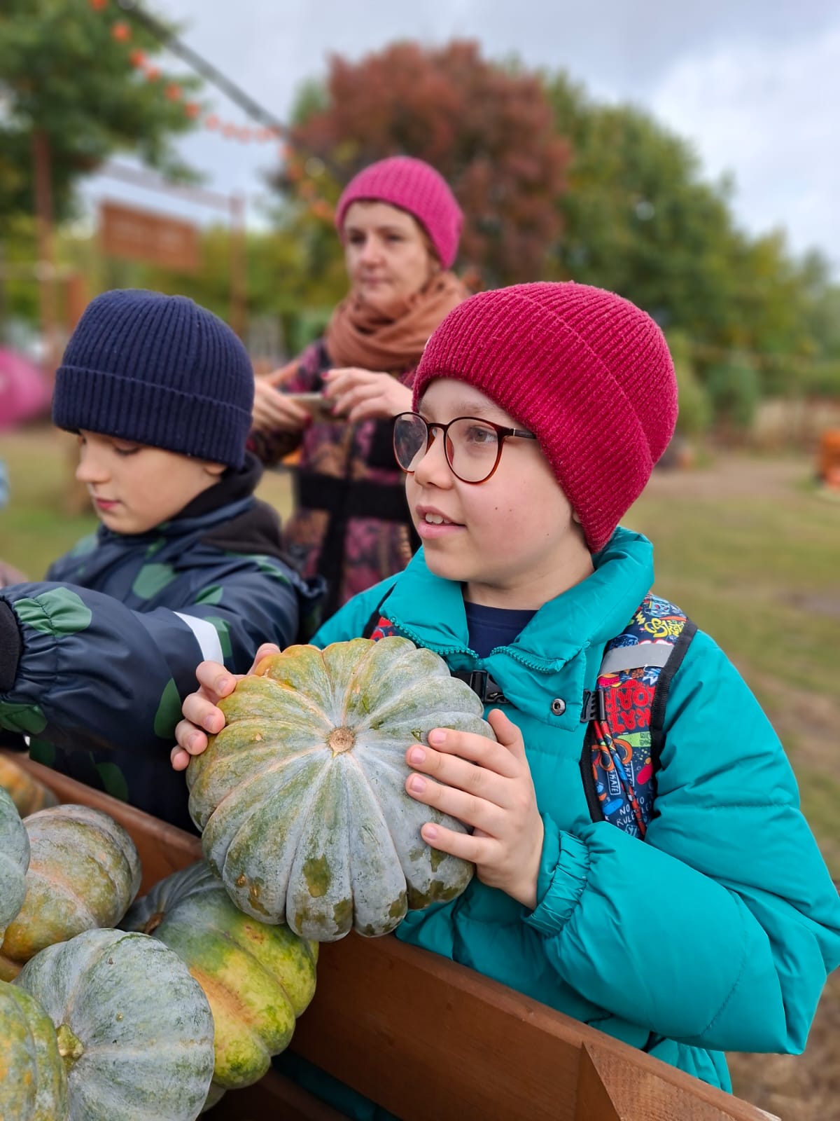 Uczniowie oglądają dynie